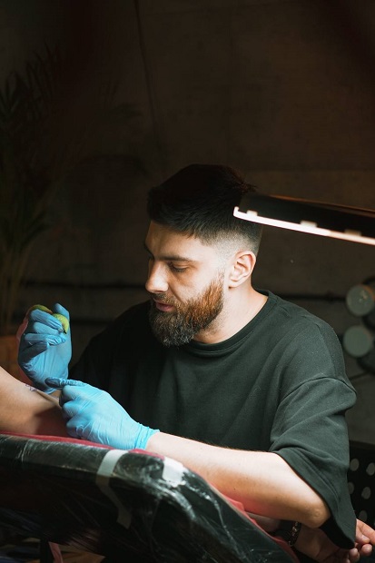 Илья, тату-мастер и преподаватель по татуированию.